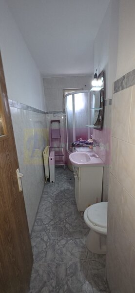 Apartament cu 3 camere de vanzare in Campina, central
